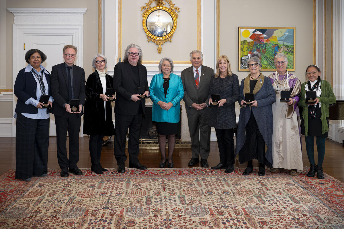 Un groupe de personnes pose pour l'appareil photo. La gouverneure générale Mary Simon et M. Whit Fraser sont au centre.