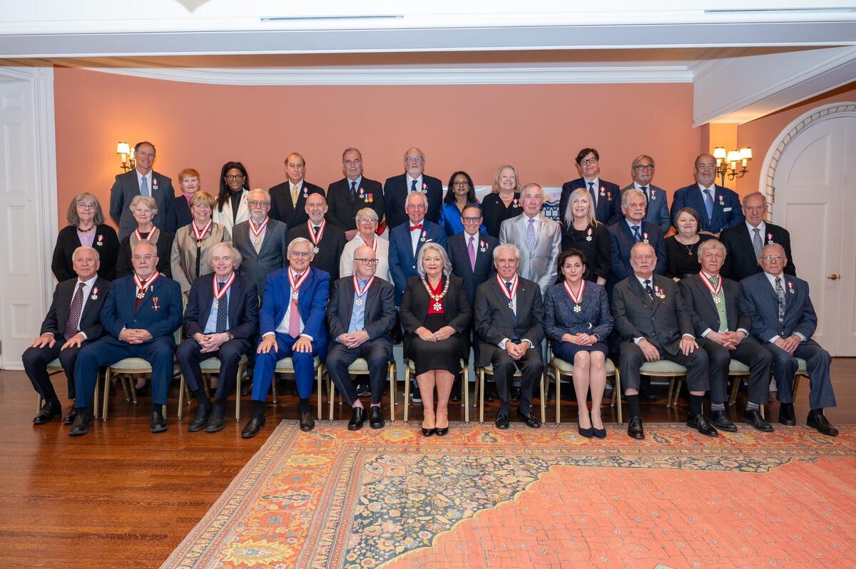 A group photo featuring Governor General Simon and members of the Order of Canada. 