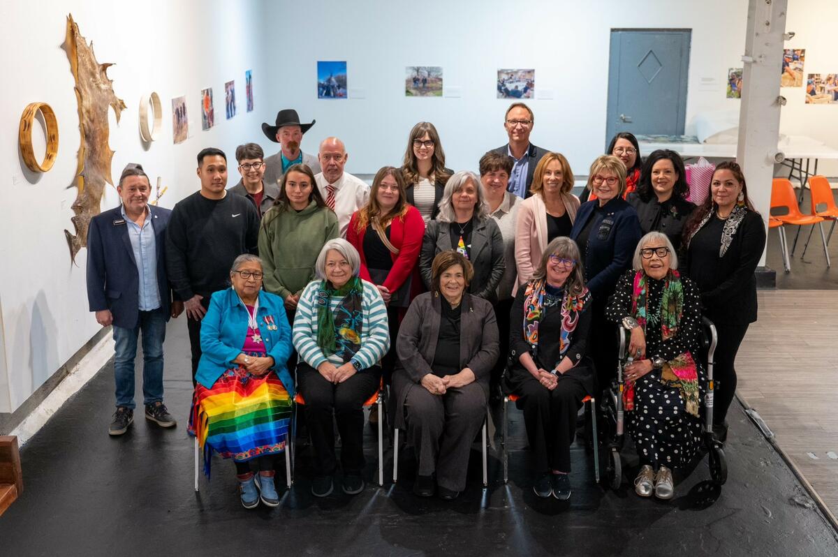 Group photo of 21 people. Governor General Mary Simon is seated in the front row with 4 other ladies. The rest of the group is behind, men and women, in two rows.